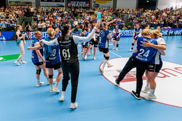 The team of HSG Blomberg Lippe cheers after the end of the game about the 28 27 victory GER, HSG Blomberg Lippe vs Borussia Dortmund, Handball, 1 Bundesliga Women, Play Offs, Final, Game 2, 24 05 2026 GER, HSG Blomberg Lippe vs Borussia Dortmund, Handball, 1 Bundesliga Women, Play Offs, Final, Game 2, 24 05 2026 Blomberg Copyright: xEibner-Pressefoto JanxRollingerx EP_JSK
