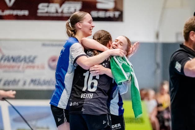 Blomberg, 24 05 2026, Handball, Women, Alsco Handball Bundesliga, Playoff, Final Game 2, 2025 2026 HSG Blomberg Lippe BVB Borussia Dortmund Cheers for Nieke Kühne HSG Blomberg Lippe, 9 , Melanie Veith HSG Blomberg Lippe, 16 and Alexia Hauf HSG Blomberg Lippe, 31 Blomberg Sporthalle an der Ulmenallee NRW Germany