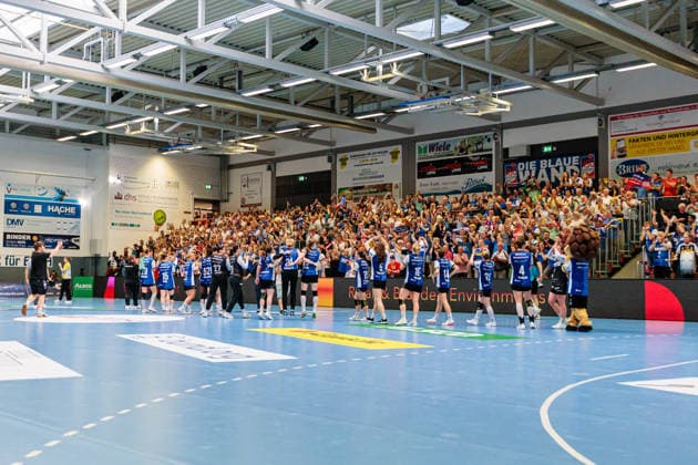 The team of HSG Blomberg Lippe cheers after the end of the game about the 28 27 victory GER, HSG Blomberg Lippe vs Borussia Dortmund, Handball, 1 Bundesliga Women, Play Offs, Final, Game 2, 24 05 2026 GER, HSG Blomberg Lippe vs Borussia Dortmund, Handball, 1 Bundesliga Women, Play Offs, Final, Game 2, 24 05 2026 Blomberg Copyright: xEibner-Pressefoto JanxRollingerx EP_JSK