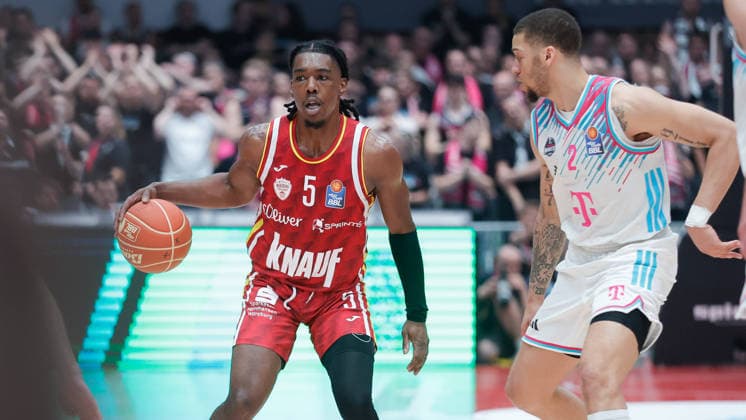 In the picture from left Marcus Carr Wuerzburg Baskets, 5 on the ball against Alijah Comithier Telekom Baskets Bonn, 2 24 05 2026, Basketball, Fitness First Wuerzburg Baskets vs Telekom Baskets Bonn, easyCredit BBL Playoffs, 4 Quarterfinals, Germany, 97072, tectake Arena Wuerzburg, Copyright: HMBxMedia xJulienxBecker