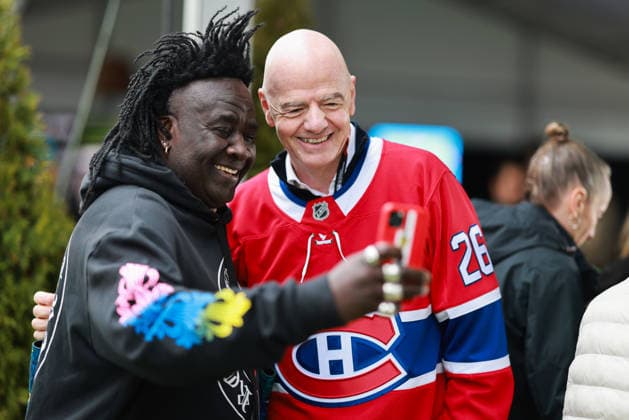 F1 Grand Prix Of Canada - President Of FIFA Gianni Infantino Visits Paddock Gianni Infantino, president of the International Federation of Association Football (FIFA), wears a Montreal Canadiens jersey as he speaks to the press with a 2026 FIFA World Cup, WM, Weltmeisterschaft, Fussball trophy during the Formula 1 Lenovo Grand Prix of Canada Driver s Parade at the Circuit Gilles Villeneuve in Montreal, Quebec, Canada, on May 24, 2026. Gianni Infantino takes a selfie with a fan. Montreal, Quebec Canada Copyright: xReginaldxMathalonex originalFilename:mathalone-notitle260524_npmfd.jpg
