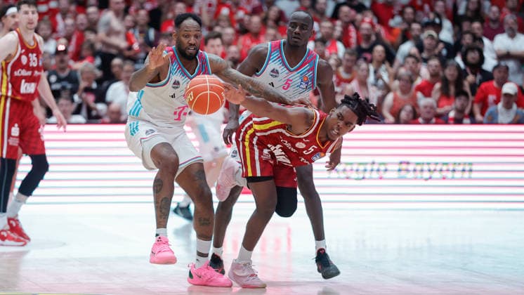 In the picture from left Jeff Garrett Jr Telekom Baskets Bonn, 4 and Tyler Birts Telekom Baskets Bonn, 5 against Marcus Carr Wuerzburg Baskets, 5 24 05 2026, Basketball, Fitness First Wuerzburg Baskets vs Telekom Baskets Bonn, easyCredit BBL Playoffs, 4 Quarterfinals, Germany, 97072, tectake Arena Wuerzburg, Copyright: HMBxMedia xJulienxBecker