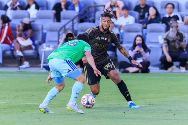 May 24, 2026, Los Angeles, California, USA: Denis Bouanga 99 of the Los Angeles Football Club attempts to pass Kalani Kossa-Rienzi 85 of the Seattle Sounders FC during their regular season MLS, Fussball Herren, USA game on Sunday May 24, 2026 at the BMO Stadium in Los Angeles, California. LAFC defeat Sounders, 1-0. ARIANA RUIZ PI LAFC Defeat Sounders, 1-0 - ZUMAp124 20260524_zaa_p124_016 Copyright: xArianaxRuizx