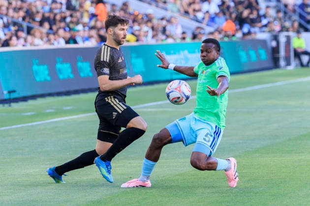 May 24, 2026, Los Angeles, California, USA: Ryan Hollingshead 24 of the Los Angeles Football Club receives the ball as Nouhou Tolo 5 of the Seattle Sounders FC defends during their regular season MLS, Fussball Herren, USA game on Sunday May 24, 2026 at the BMO Stadium in Los Angeles, California. LAFC defeat Sounders, 1-0. ARIANA RUIZ PI LAFC Defeat Sounders, 1-0 - ZUMAp124 20260524_zaa_p124_022 Copyright: xArianaxRuizx