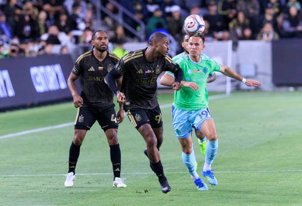 May 24, 2026, Los Angeles, California, USA: Nkosi Tafari 91 of the Los Angeles Football Club heads the ball as Danny Musovski 19 of the Seattle Sounders FC defends during their regular season MLS, Fussball Herren, USA game on Sunday May 24, 2026 at the BMO Stadium in Los Angeles, California. LAFC defeat Sounders, 1-0. ARIANA RUIZ PI LAFC Defeat Sounders, 1-0 - ZUMAp124 20260524_zaa_p124_031 Copyright: xArianaxRuizx