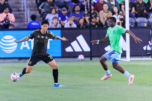 May 24, 2026, Los Angeles, California, USA: Son Heung-Min 7 of the Los Angeles Football Club and Nouhou Tolo 5 of the Seattle Sounders FC run to receive the ball during their regular season MLS, Fussball Herren, USA game on Sunday May 24, 2026 at the BMO Stadium in Los Angeles, California. LAFC defeat Sounders, 1-0. ARIANA RUIZ PI LAFC Defeat Sounders, 1-0 - ZUMAp124 20260524_zaa_p124_035 Copyright: xArianaxRuizx