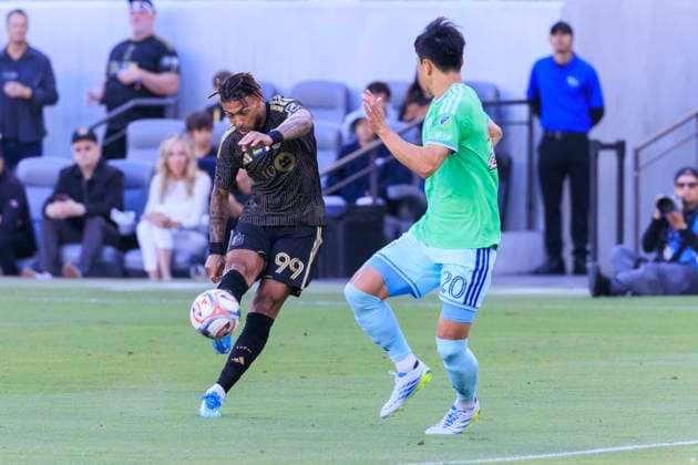May 24, 2026, Los Angeles, California, USA: Denis Bouanga 99 of the Los Angeles Football Club makes a goal attempt as Kim Kee-hee 20 of the Seattle Sounders FC defends during their regular season MLS, Fussball Herren, USA game on Sunday May 24, 2026 at the BMO Stadium in Los Angeles, California. LAFC defeat Sounders, 1-0. ARIANA RUIZ PI LAFC Defeat Sounders, 1-0 - ZUMAp124 20260524_zaa_p124_037 Copyright: xArianaxRuizx