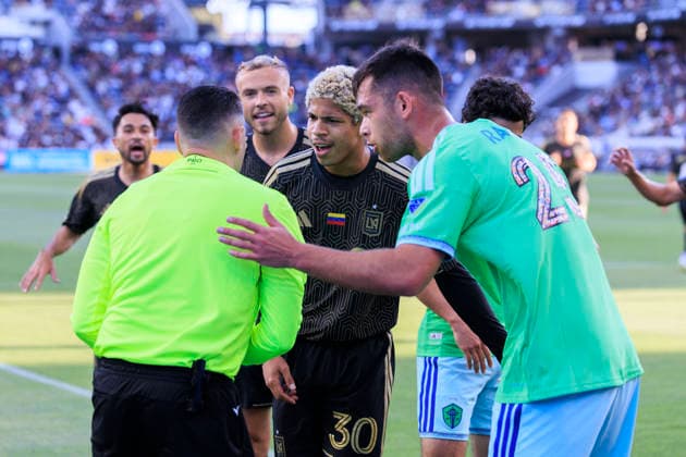 May 24, 2026, Los Angeles, California, USA: Ryan Porteous 5 and David Martinez 30 of the Los Angeles Football Club and Jackson Ragen 25 of the Seattle Sounders FC contest a call from the referee during their regular season MLS, Fussball Herren, USA game on Sunday May 24, 2026 at the BMO Stadium in Los Angeles, California. LAFC defeat Sounders, 1-0. ARIANA RUIZ PI LAFC Defeat Sounders, 1-0 - ZUMAp124 20260524_zaa_p124_042 Copyright: xArianaxRuizx