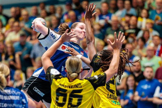 L R Nieke Kuehne HSG Blomberg Lippe, 09 in goal throw, Deborah Lassource Borussia Dortmund, 22 , Dana Bleckmann Borussia Dortmund, 66 GER, HSG Blomberg Lippe vs Borussia Dortmund, Handball, 1 Bundesliga Women, Play Offs, Final, Match 2, 24 05 2026 GER, HSG Blomberg Lippe vs Borussia Dortmund, Handball, 1 Bundesliga Women, Play Offs, Final, Match 2, 24 05 2026 Blomberg Copyright: xEibner-Pressefoto JanxRollingerx EP_JSK