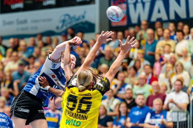 L R Nieke Kuehne HSG Blomberg Lippe, 09 in goal throw, Deborah Lassource Borussia Dortmund, 22 , Dana Bleckmann Borussia Dortmund, 66 GER, HSG Blomberg Lippe vs Borussia Dortmund, Handball, 1 Bundesliga Women, Play Offs, Final, Match 2, 24 05 2026 GER, HSG Blomberg Lippe vs Borussia Dortmund, Handball, 1 Bundesliga Women, Play Offs, Final, Match 2, 24 05 2026 Blomberg Copyright: xEibner-Pressefoto JanxRollingerx EP_JSK