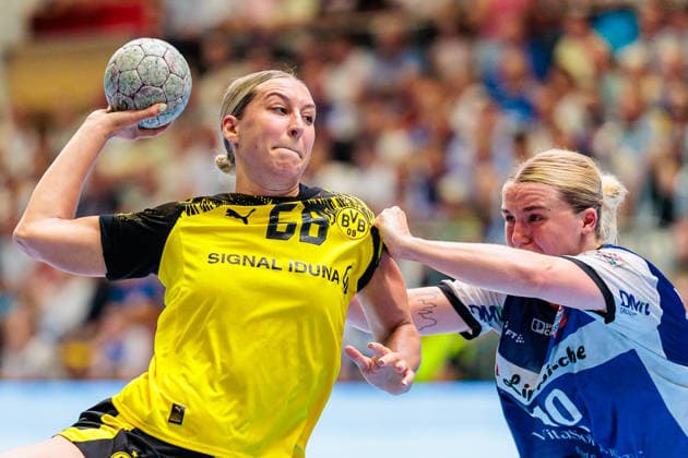 L R Dana Bleckmann Borussia Dortmund, 66 on goal throw, Maxi Muehlner HSG Blomberg Lippe, 10 GER, HSG Blomberg Lippe vs Borussia Dortmund, Handball, 1 Bundesliga Women, Play Offs, Final, Game 2, 24 05 2026 GER, HSG Blomberg Lippe vs Borussia Dortmund, Handball, 1 Bundesliga Women, Play Offs, Final, Game 2, 24 05 2026 Blomberg Copyright: xEibner-Pressefoto JanxRollingerx EP_JSK