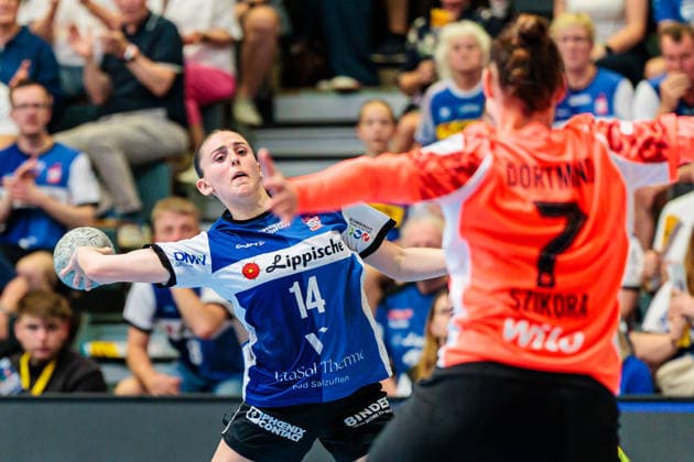 L R Ona Vegue HSG Blomberg Lippe, 14 in goal throw against Melina Szikora Borussia Dortmund, 07 GER, HSG Blomberg Lippe vs Borussia Dortmund, Handball, 1 Bundesliga Women, Play Offs, Final, Game 2, 24 05 2026 GER, HSG Blomberg Lippe vs Borussia Dortmund, Handball, 1 Bundesliga Women, Play Offs, Final, Game 2, 24 05 2026 Blomberg Copyright: xEibner-Pressefoto JanxRollingerx EP_JSK