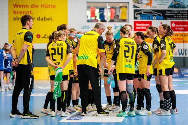 The Borussia Dortmund team stands together in the time-out GER, HSG Blomberg Lippe vs Borussia Dortmund, Handball, 1 Bundesliga Women, Play Offs, Final, Match 2, 24 05 2026 GER, HSG Blomberg Lippe vs Borussia Dortmund, Handball, 1 Bundesliga Women, Play Offs, Final, Match 2, 24 05 2026 Blomberg Copyright: xEibner-Pressefoto JanxRollingerx EP_JSK