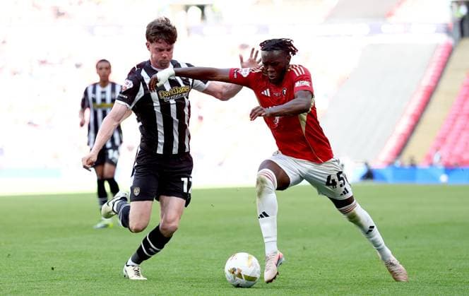Rosaire Longelo of Salford City in action against Lucas Ness of Notts County Notts County v Salford City, EFL Sky Bet League Two, Play-Off Final, Football, Wembley Stadium, London, UK - 25 May 2026London Wembley Stadium United Kingdom EDITORIAL USE ONLY No use with unauthorised audio, video, data, fixture lists, club league logos or live services. Online in-match use limited to 120 images, no video emulation. No use in betting, games or single club league player publications. Copyright: xSimonxDael Shutterstockx 16889935cn