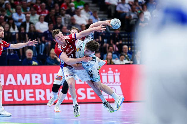 Moritz Sauter Handball Sport Verein Hamburg, 33 , Elias Newel Frisch Auf Goeppingen, 40 GER, Handball Sport Verein Hamburg vs Frisch Auf Goeppingen, Handball, 1 Bundesliga, Matchday 32, Season 2025 2026, 25 05 2026 GER, Handball Sport Verein Hamburg vs Frisch Auf Goeppingen, Handball, 1 Bundesliga, Matchday 32, Season 2025 2026, 25 05 2026 Hamburg Copyright: xEibner-Pressefoto MarcelxvonxFehrnx EP_MFN