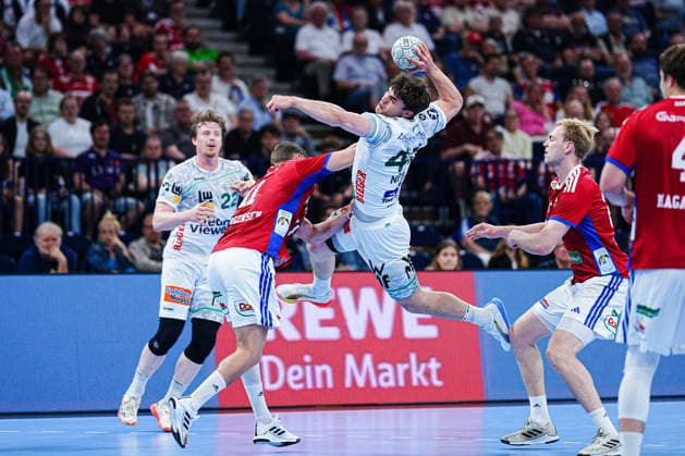 Nicolaj Jorgensen Handball Sport Verein Hamburg, 11 , Elias Newel Frisch Auf Goeppingen, 40 GER, Handball Sport Verein Hamburg vs Frisch Auf Goeppingen, Handball, 1 Bundesliga, Matchday 32, Season 2025 2026, 25 05 2026 GER, Handball Sport Verein Hamburg vs Frisch Auf Goeppingen, Handball, 1 Bundesliga, Matchday 32, Season 2025 2026, 25 05 2026 Hamburg Copyright: xEibner-Pressefoto MarcelxvonxFehrnx EP_MFN