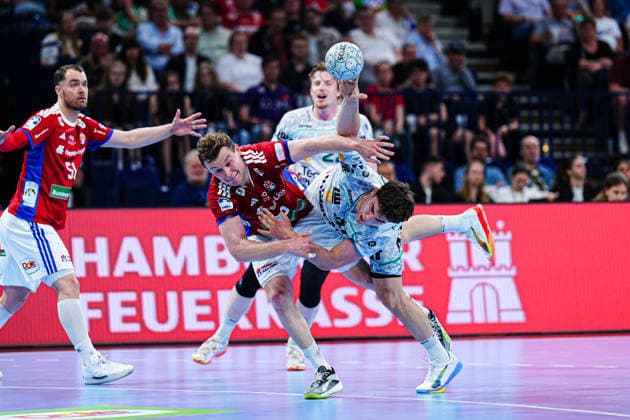 Moritz Sauter Handball Sport Verein Hamburg, 33 , Elias Newel Frisch Auf Goeppingen, 40 GER, Handball Sport Verein Hamburg vs Frisch Auf Goeppingen, Handball, 1 Bundesliga, Matchday 32, Season 2025 2026, 25 05 2026 GER, Handball Sport Verein Hamburg vs Frisch Auf Goeppingen, Handball, 1 Bundesliga, Matchday 32, Season 2025 2026, 25 05 2026 Hamburg Copyright: xEibner-Pressefoto MarcelxvonxFehrnx EP_MFN