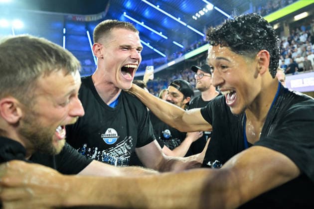 Paderborn, Home Deluxe Arena, 25 05 26, GER, Herren, Relegation, Saison 2025 2026, SC Paderborn 07 VfL Wolfsburg Bild v li Schlussjubel, Emotion, Freude bei Tjark SCHELLER Paderborn , Steffen TIGGES Paderborn und Santiago CASTANEDA Paderborn DFL regulations prohibit any use of photographs as image sequences and or quasi video NRW Deutschland