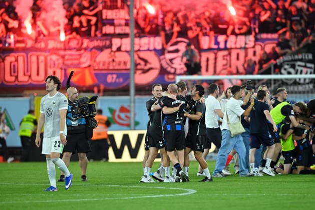Paderborn, Home Deluxe Arena, 25 05 26, GER, Herren, Relegation, Saison 2025 2026, SC Paderborn 07 VfL Wolfsburg Bild Schlussjubel, Emotion, Freude bei den Spielern des SC Paderborn nach dem Aufstieg Jonas WIND Wolfsburg verlässt unzufrieden, enttaeuscht, niedergeschlagen, frustriert, traurig den Platz DFL regulations prohibit any use of photographs as image sequences and or quasi video NRW Deutschland