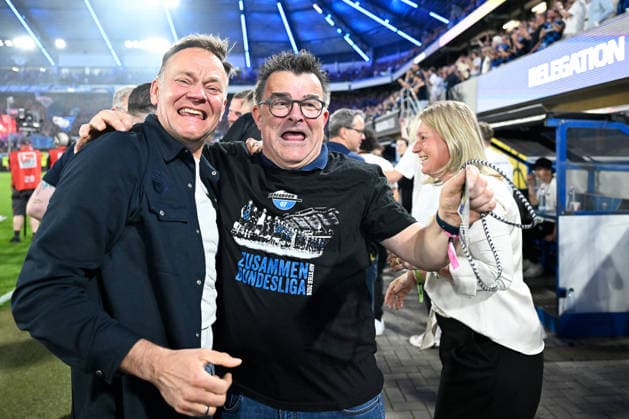 Paderborn, Home Deluxe Arena, 25 05 26, GER, Herren, Relegation, Saison 2025 2026, SC Paderborn 07 VfL Wolfsburg Bild Schlussjubel, Emotion, Freude bei Geschaeftsfuehrer Martin HORNBERGER Paderborn, rechts nach dem Bundesliga Aufstieg DFL regulations prohibit any use of photographs as image sequences and or quasi video NRW Deutschland