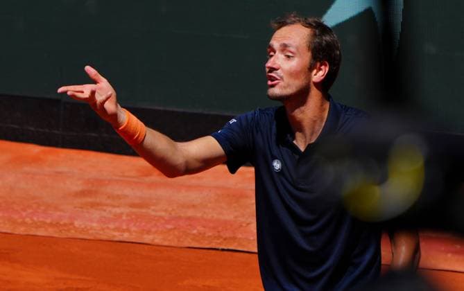 Daniil Medvedev reacts to his box during his first round defeat French Open Tennis, Day Three, Tennis, Roland Garros, Paris, France - 26 May 2026Paris Roland Garros France EDITORIAL USE ONLY No use with unauthorised audio, video, data, fixture lists, club league logos or live services. Online in-match use limited to 120 images, no video emulation. No use in betting, games or single club league player publications. Copyright: xJavierxGarcia Shutterstockx 16898258al