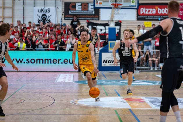 Gian Bahattin Aydinoglu Bozic Estriche Knights Kirchheim, 04 Luis Elias Koenig Figge Giessen 46ers, 14 GER, Bozic Estriche Knights Kirchheim vs Giessen 46ers, BARMER 2 Basketball Bundesliga, Playoffs Semifinal Game 3, Season 2025 2026, 26 05 2026 GER, Bozic Estriche Knights Kirchheim vs Giessen 46ers, BARMER 2 Basketball Bundesliga, Playoffs Semifinal Game 3, Season 2025 2026, 26 05 2026 Goeppingen Copyright: xEibner-Pressefoto NinaxSanderx EP_NSR