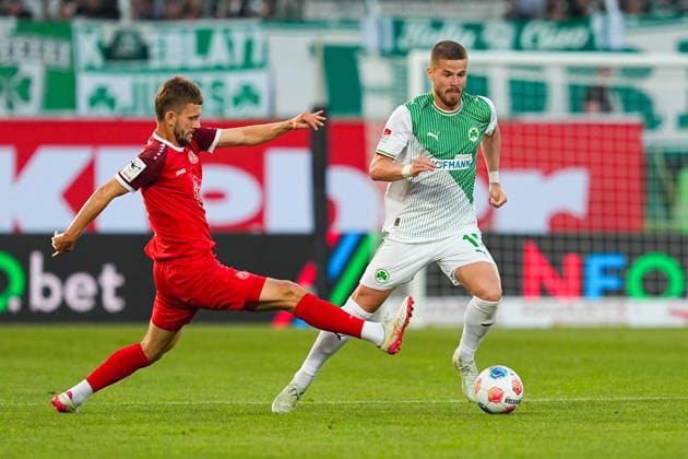 26 05 2026, xydrx, Herren, Fußball, Relegation second leg, 2 Bundesliga, SpVgg Greuther Fürth Rot Weiss Essen, Saison 2025 2026, Sportpark Ronhof Torben Muesel Rot Weiss Essen, 26 im Zweikampf gegen Jan Elvedi SpVgg Greuther Fürth, 15 DFB regulations prohibit any use of photographs as image sequences and or quasi video Copyright: HMBxMedia YannisxDreimann