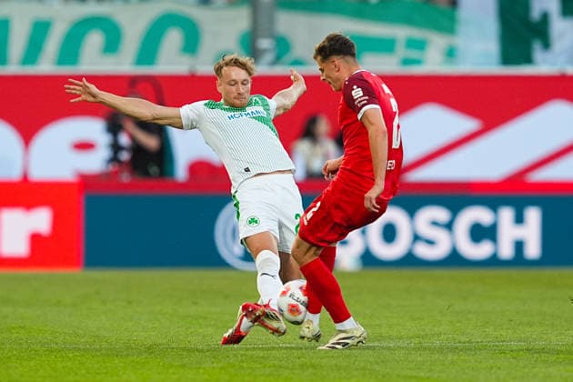 26 05 2026, xydrx, Herren, Fußball, Relegation second leg, 2 Bundesliga, SpVgg Greuther Fürth Rot Weiss Essen, Saison 2025 2026, Sportpark Ronhof Jannik Dehm SpVgg Greuther Fürth, 23 im Zweikampf gegen Michael Kostka Rot Weiss Essen, 2 DFB regulations prohibit any use of photographs as image sequences and or quasi video Copyright: HMBxMedia YannisxDreimann