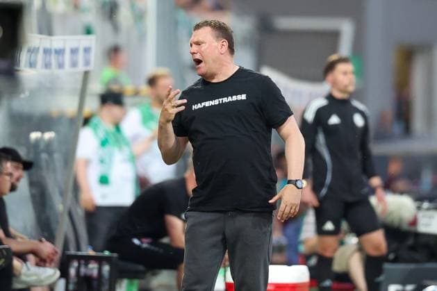 Head coach Uwe Koschinat Rot Weiss Essen dissatisfied, gesticulates, emotion, SpVgg Greuther Fuerth vs Rot Weiss Essen, football, men, relegation, 2 Bundesliga, DFL, season 2025 2026, rematch, 26 05 2026 DFB regulations prohibit any use of photographs as image sequences and or quasi video Fuerth Bayern Germany Copyright: xkolbert-press MartinxAgüerax