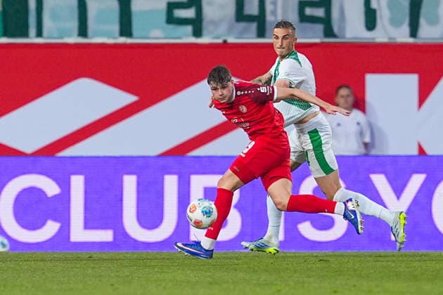26 05 2026, xydrx, Herren, Fußball, Relegation second leg, 2 Bundesliga, SpVgg Greuther Fürth Rot Weiss Essen, Saison 2025 2026, Sportpark Ronhof Jaka Cuber Potocnik Rot Weiss Essen, 9 im Zweikampf gegen Philipp Ziereis SpVgg Greuther Fürth, 4 DFB regulations prohibit any use of photographs as image sequences and or quasi video Copyright: HMBxMedia YannisxDreimann