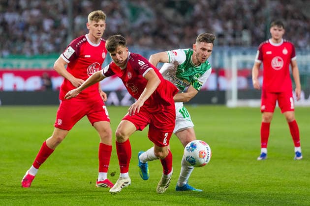 26 05 2026, xydrx, Herren, Fußball, Relegation second leg, 2 Bundesliga, SpVgg Greuther Fürth Rot Weiss Essen, Saison 2025 2026, Sportpark Ronhof Michael Kostka Rot Weiss Essen, 2 im Zweikampf gegen Branimir Hrgota SpVgg Greuther Fürth, 10 DFB regulations prohibit any use of photographs as image sequences and or quasi video Copyright: HMBxMedia YannisxDreimann