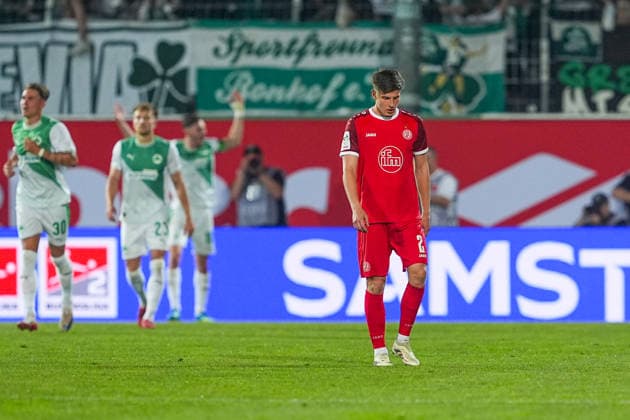 26 05 2026, xydrx, Herren, Fußball, Relegation second leg, 2 Bundesliga, SpVgg Greuther Fürth Rot Weiss Essen, Saison 2025 2026, Sportpark Ronhof Michael Kostka Rot Weiss Essen, 2 disappointed, hangs his head after the 2 0 goal by SpVgg Greuther Fürth DFB regulations prohibit any use of photographs as image sequences and or quasi video Copyright: HMBxMedia YannisxDreimann