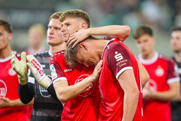 26 05 2026, xydrx, Herren, Fußball, Relegation second leg, 2 Bundesliga, SpVgg Greuther Fürth Rot Weiss Essen, Saison 2025 2026, Sportpark Ronhof Gianluca Swajkowski Rot Weiss Essen, 39 consoles Marek Janssen Rot Weiss Essen, 20 after the missed promotion DFB regulations prohibit any use of photographs as image sequences and or quasi video Copyright: HMBxMedia YannisxDreimann