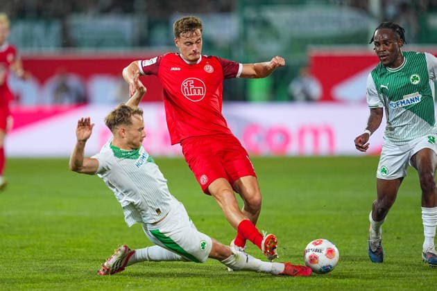 26 05 2026, xydrx, Herren, Fußball, Relegation second leg, 2 Bundesliga, SpVgg Greuther Fürth Rot Weiss Essen, Saison 2025 2026, Sportpark Ronhof Jannik Dehm SpVgg Greuther Fürth, 23 im Zweikampf gegen Marvin Obuz Rot Weiss Essen, 10 DFB regulations prohibit any use of photographs as image sequences and or quasi video Copyright: HMBxMedia YannisxDreimann