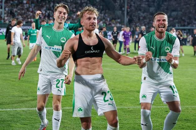 Luca Itter 27 Spvgg Greuther Fuerth , Jannik Dehm 23 Spvgg Greuther Fuerth and Jan Elvedi 15 Spvgg Greuther Fuerth celebrate relegation with the fans, SpVgg Greuther Fuerth vs Rot Weiss Essen, football, men, relegation, 2 Bundesliga, DFL, season 2025 2026, return match, 26 05 2026 DFB regulations prohibit any use of photographs as image sequences and or quasi video Fuerth Bayern Germany Copyright: xkolbert-press MartinxAgüerax
