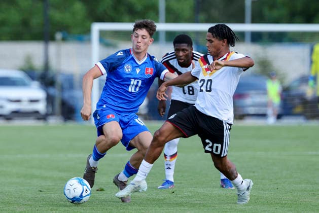 Simon Vlna Slovakia and Tiago Poller Germany battle for the ball, UEFA Under 19 friendly, Slovakia v Germany, MOL Academy on 27 May 2026 in Dunajska Streda, Slovakia Photo by Marco Steinbrenner DeFodi Images Simon Vlna Slovakia and Tiago Poller Germany battle for the ball, UEFA Under 19 friendly, Slovakia v Germany, MOL Academy, May 27, 2026 in Dunajska Streda, Slovakia Photo by Marco Steinbrenner DeFodi Images