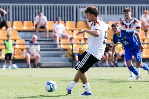 Otto Stange Germany converts the penalty to make it 2 2, UEFA Under 19 friendly, Slovakia v Germany, MOL Academy on 27 May 2026 in Dunajska Streda, Slovakia Photo by Marco Steinbrenner DeFodi Images Otto Stange Germany converts the penalty to make it 2 2, UEFA Under 19 friendly, Slovakia v Germany, MOL Academy, May 27, 2026 in Dunajska Streda, Slovakia Photo by Marco Steinbrenner DeFodi Images