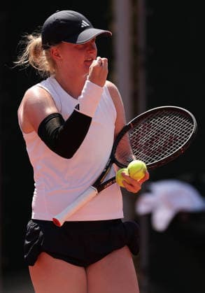 Francesca Jones of GB frustrated French Open Tennis, Day Four, Tennis, Roland Garros, Paris, France - 27 May 2026Paris Roland Garros France EDITORIAL USE ONLY No use with unauthorised audio, video, data, fixture lists, club league logos or live services. Online in-match use limited to 120 images, no video emulation. No use in betting, games or single club league player publications. Copyright: xEllaxLing Shutterstockx 16898262bp