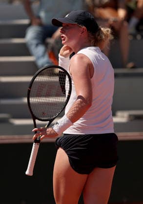 Francesca Jones of GB frustrated French Open Tennis, Day Four, Tennis, Roland Garros, Paris, France - 27 May 2026Paris Roland Garros France EDITORIAL USE ONLY No use with unauthorised audio, video, data, fixture lists, club league logos or live services. Online in-match use limited to 120 images, no video emulation. No use in betting, games or single club league player publications. Copyright: xEllaxLing Shutterstockx 16898262cx