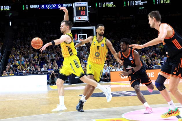 DEU, easyCredit BBL, ALBA vs Rasta Vechta, 27 05 2026, Uber Arena, Berlin, DEU, easyCredit BBL, ALBA vs Rasta Vechta, in the picture Martin Hermannsson ALBA Berlin 15 , Norris Agbakoko ALBA Berlin 17 , TJ Bamba RASTA Vechta 5 nordphotoxGmbHx xEngler nph00076