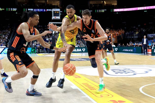 DEU, easyCredit BBL, ALBA vs Rasta Vechta, 27 05 2026, Uber Arena, Berlin, DEU, easyCredit BBL, ALBA vs Rasta Vechta, in the picture Norris Agbakoko ALBA Berlin 17 , Tibor Pleiss RASTA Vechta 22 , Alonzo Verge jr RASTA Vechta 11 nordphotoxGmbHx xEngler nph00076