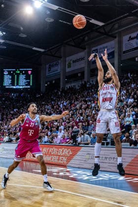 Davion Mintz Fitness First Wuerzburg Baskets, 10 attempting a 3-point shot, Joel Sadu Aminu Telekom Baskets Bonn, 21 Telekom Baskets Bonn vs Fitness First Wuerzburg Baskets, Basketball, easy Credit BBL, Playoffs, Quarterfinals, Matchday 5, 2025 2026, 27 05 2026 Telekom Baskets Bonn vs Fitness First Wuerzburg Baskets, Basketball, easy Credit BBL, Playoffs, Quarterfinals, Matchday 5, 2025 2026, 27 05 2026 Bonn Copyright: xEibner-Pressefoto GerhardxWingenx EP_GWR