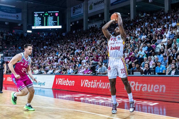 Johnathan Stove Fitness First Wuerzburg Baskets, 22 on attempt for 3 points against Grayson Murphy Telekom Baskets Bonn, 07 Telekom Baskets Bonn vs Fitness First Wuerzburg Baskets, Basketball, easy Credit BBL, Playoffs, Quarterfinals, Matchday 5, 2025 2026, 27 05 2026 Telekom Baskets Bonn vs Fitness First Wuerzburg Baskets, Basketball, easy Credit BBL, Playoffs, Quarterfinals, Matchday 5, 2025 2026, 27 05 2026 Bonn Copyright: xEibner-Pressefoto GerhardxWingenx EP_GWR