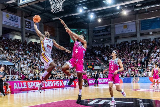 Johnathan Stove Fitness First Wuerzburg Baskets, 22 comes free to throw against Jeff Garrett Jr Telekom Baskets Bonn, 04 , Michael Kessens Telekom Baskets Bonn, 06 Telekom Baskets Bonn vs Fitness First Wuerzburg Baskets, Basketball, easy Credit BBL, Playoffs, Quarterfinals, Matchday 5, 2025 2026, 27 05 2026 Telekom Baskets Bonn vs Fitness First Wuerzburg Baskets, Basketball, easy Credit BBL, Playoffs, Quarterfinals, Matchday 5, 2025 2026, 27 05 2026 Bonn Copyright: xEibner-Pressefoto GerhardxWingenx EP_GWR