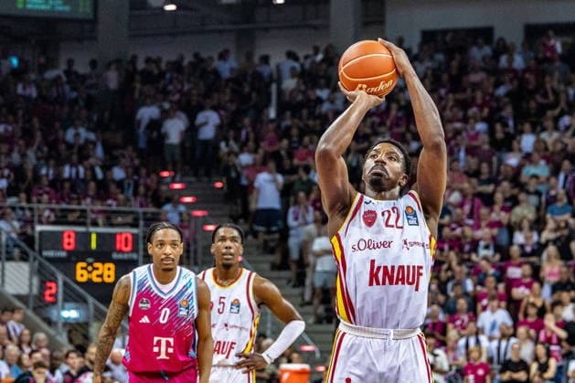 Johnathan Stove Fitness First Wuerzburg Baskets, 22 on free throw, Jalen Finch Telekom Baskets Bonn, 00 , Marcus Carr Fitness First Wuerzburg Baskets, 05 Telekom Baskets Bonn vs Fitness First Wuerzburg Baskets, Basketball, easy Credit BBL, Playoffs, Quarterfinals, Matchday 5, 2025 2026, 27 05 2026 Telekom Baskets Bonn vs Fitness First Wuerzburg Baskets, Basketball, easy Credit BBL, Playoffs, Quarterfinals, Matchday 5, 2025 2026, 27 05 2026 Bonn Copyright: xEibner-Pressefoto GerhardxWingenx EP_GWR