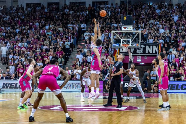 Tip Off for the match Telekom Baskets Bonn vs Fitness First Wuerzburg Baskets, Basketball, easy Credit BBL, Playoffs, Quarterfinals, Matchday 5, 2025 2026, 27 05 2026 Telekom Baskets Bonn vs Fitness First Wuerzburg Baskets, Basketball, easy Credit BBL, Playoffs, Quarterfinals, Matchday 5, 2025 2026, 27 05 2026 Bonn Copyright: xEibner-Pressefoto GerhardxWingenx EP_GWR