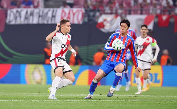 Crystal Palace Rayo Vallecano Final Conference League Leipzig, 27 05 2026, Leipzig Stadium, Football, Final UEFA Conference League , Crystal Palace FC ENG vs Rayo Vallecano de Madrid ESP , Pictured from left Jorge de Frutos 19, Vallecano and Daichi Kamada 18, Palace , For editorial use only Only editorial use , UEFA regulations prohibit any use of photographs as image sequences and or quasi video ,