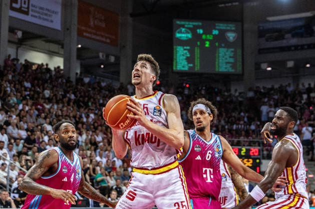 Alen Pjanic Fitness First Wuerzburg Baskets, 35 vs Jeff Garrett Jr Telekom Baskets Bonn, 04 , Michael Kessens Telekom Baskets Bonn, 06 Telekom Baskets Bonn vs Fitness First Wuerzburg Baskets, Basketball, easy Credit BBL, Playoffs, Quarterfinals, Matchday 5, 2025 2026, 27 05 2026 Telekom Baskets Bonn vs Fitness First Wuerzburg Baskets, Basketball, easy Credit BBL, Playoffs, Quarterfinals, Matchday 5, 2025 2026, 27 05 2026 Bonn Copyright: xEibner-Pressefoto GerhardxWingenx EP_GWR