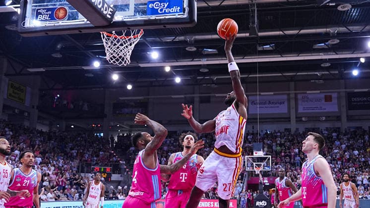 27 05 2026, xydrx, Basketball, easyCredit Basketball Bundesliga, Playoffs, quarterfinals game 5, Telekom Baskets Bonn Fitness First Wuerzburg Baskets, Telekom Dome Bonn Jeff Garrett Jr Telekom Baskets Bonn, 4 and Michael Kessens Telekom Baskets Bonn, 6 in duel against Eddy Edigin Jr Fitness First Wuerzburg Baskets, 27 Copyright: HMBxMedia YannisxDreimann