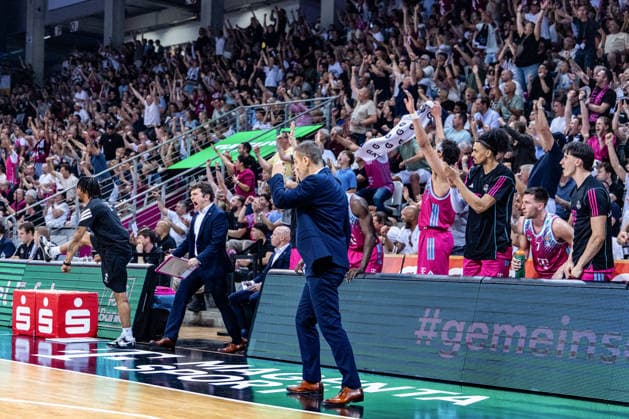 Marko Stankovic Telekom Baskets Bonn, Headcoach and the players of Telekom Baskets Bonn cheer on the bench Telekom Baskets Bonn vs Fitness First Wuerzburg Baskets, Basketball, easy Credit BBL, Playoffs, Quarterfinals, Matchday 5, 2025 2026, 27 05 2026 Telekom Baskets Bonn vs Fitness First Wuerzburg Baskets, Basketball, easy Credit BBL, Playoffs, Quarterfinals, Matchday 5, 2025 2026, 27 05 2026 Bonn Copyright: xEibner-Pressefoto GerhardxWingenx EP_GWR